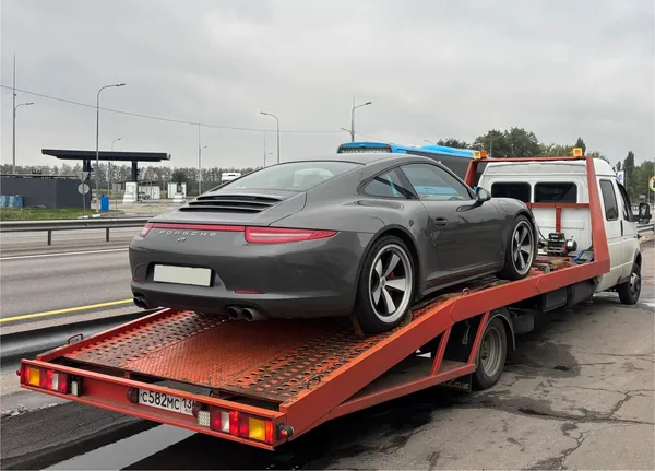 Спортивный автомобиль Porsche на эвакуаторе